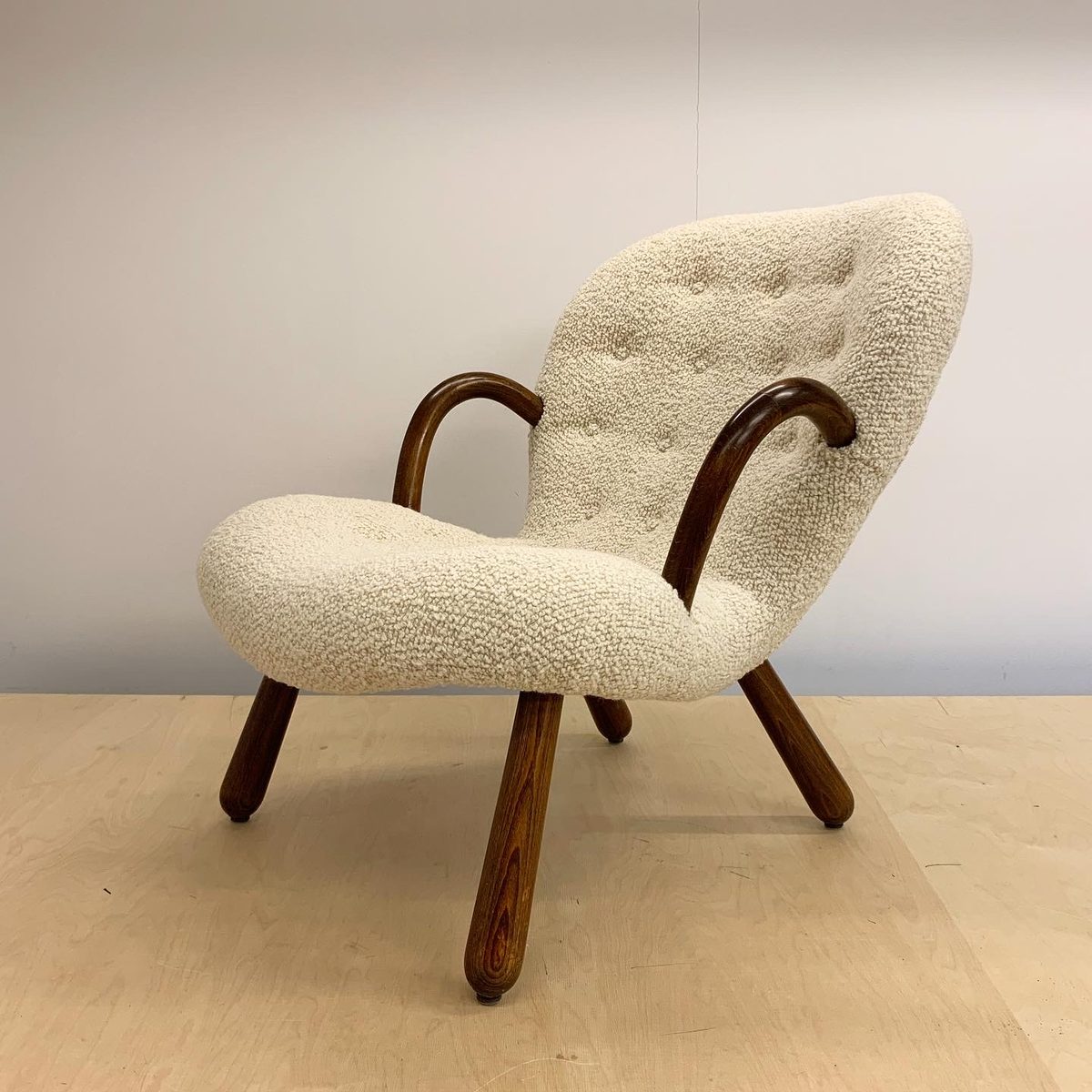 Muslinge-stóll (Clam Chair) eftir Arnold Madsen, bólstraður með ljósu bouclé-áklæði frá Bute Fabrics