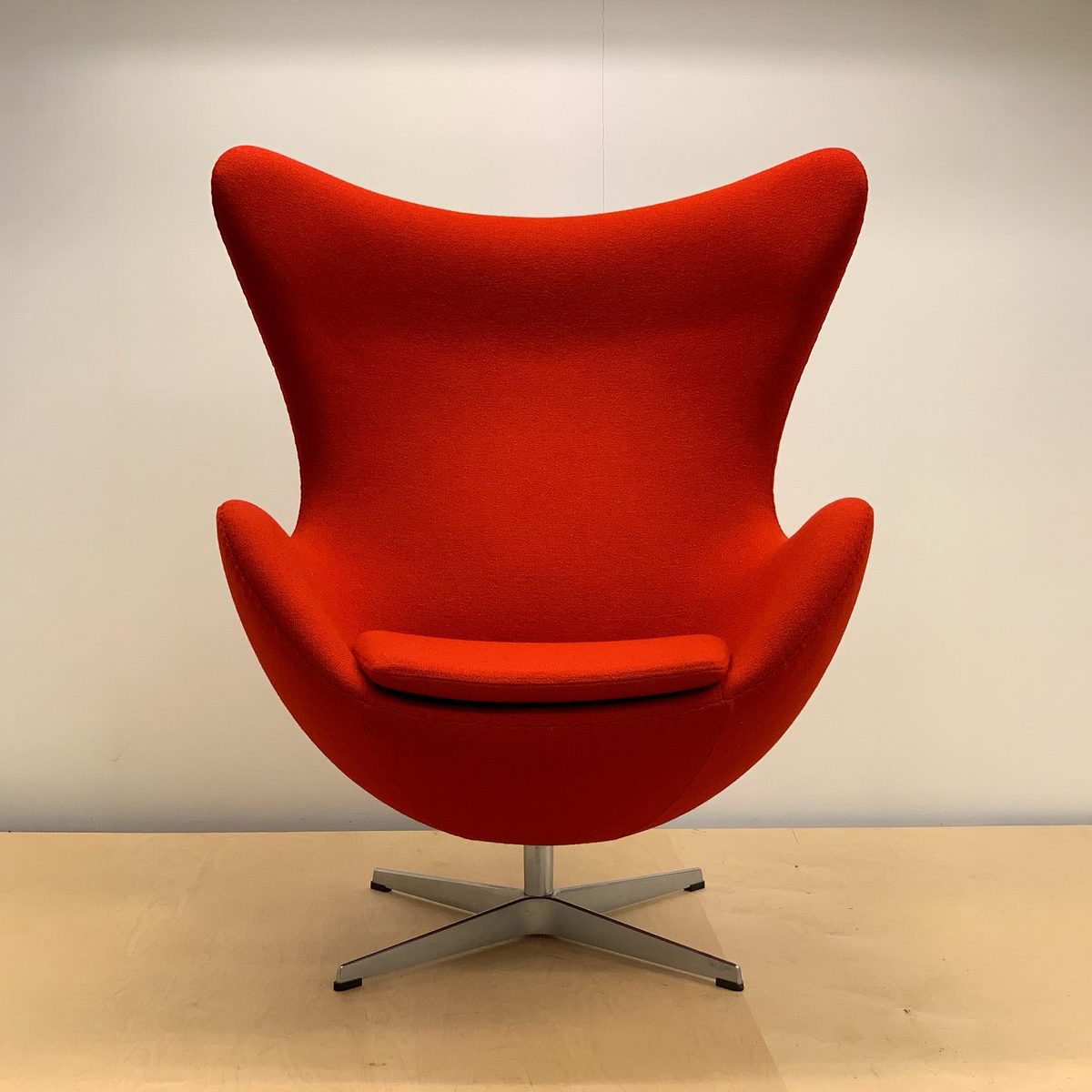 Eggið eftir Arne Jacobsen, bólstrað með rauðu Hallingdal-áklæði frá Kvadrat